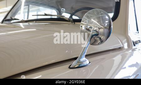 Auto ZAZ-965 Zaporozhets sowjetischer Kleinwagen der Zeit der UdSSR. Detail, der runde Rückspiegel auf der linken Seite der Motorhaube, clos Stockfoto