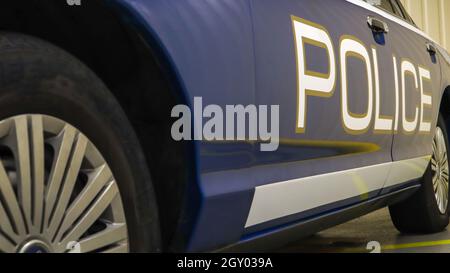 Polizeiauto Ford LTD Crown Victoria. Polizeiauto in Blau mit dem Wort Polizei in Englisch. Die Passagierlimousine wurde 1991-2011 produziert Stockfoto