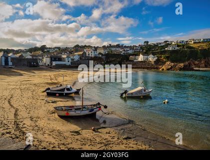 Ein idyllischer Sommertag am Gorran Haven Beach, einem abgeschiedenen Fischerdorf am South West Coastal Path in Cornwall, in der Nähe von Dodman Point und Mevagissy. Stockfoto