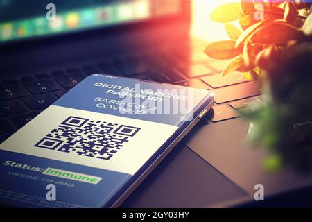 COVID-19 Impfpass im Mobiltelefon für Reisen. Smartphone mit Health Certificate App, Digital Coronavirus Pass. Konzept des Corona Virus, i Stockfoto
