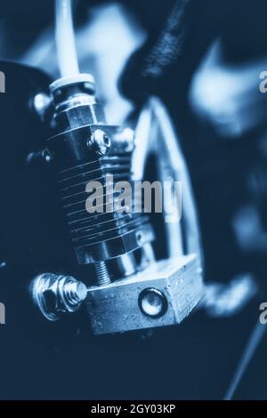 Der 3D-Drucker druckt die Abbildung aus der Nähe. Industrieller Hintergrund. Stockfoto