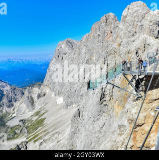 RAMSAU AM DACHSTEIN, ÖSTERREICH - Sep 13 2018: Viele Touristen auf Aussichtsplattform bei der Dachstein Gondel - der Dachstein-Bergstation in Ramsau am Dachstein Stockfoto