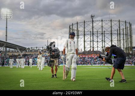 Der englische Alastair Cook verlässt das Feld am Ende des Spiels während des Testspiels beim Kia Oval in London. Stockfoto