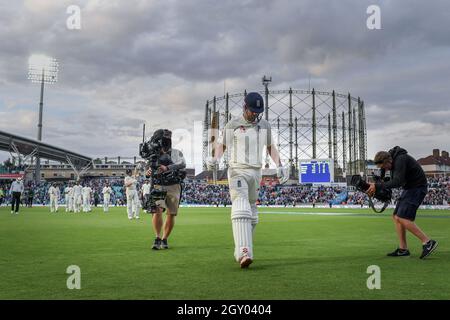 Der englische Alastair Cook hebt seine Fledermaus, als er das Feld am Ende des Spiels während des Testspiels beim Kia Oval in London verlässt. Stockfoto