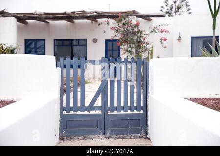 Haus auf der Insel La Graciosa mit typisch Lanzarote façade - weiß gewaschen mit blauem Rahmen Stockfoto