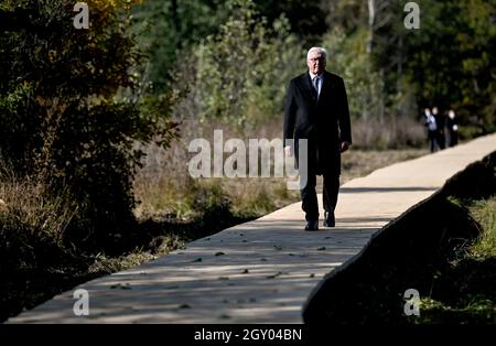 Korjukiwka, Ukraine. Oktober 2021. Bundespräsident Frank-Walter Steinmeier auf dem Weg zur Wiederbestattung der Opfer der deutschen Massaker. In Korjukiwka gedenkt Steinmeier der größten sogenannten "Strafmaßnahmen" der deutschen Besatzer gegen Zivilisten während des Zweiten Weltkriegs. Anfang März 1943 wurden dort unter einem speziellen SS-Kommando etwa 6,700 Menschen als Reaktion auf die sowjetische Partisanenbewegung ermordet. Kredit: Britta Pedersen/dpa-Zentralbild/dpa/Alamy Live Nachrichten Stockfoto