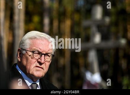 Korjukiwka, Ukraine. Oktober 2021. Bundespräsident Frank-Walter Steinmeier besucht die Grabstätte für die Opfer der deutschen Massaker. In Koryukivka erinnert Steinmeier an die größten sogenannten "Strafmaßnahmen" der deutschen Besatzer gegen Zivilisten während des Zweiten Weltkriegs. Anfang März 1943 wurden dort als Reaktion auf die sowjetische Partisanenbewegung unter einem speziellen SS-Kommando rund 6,700 Menschen ermordet. Kredit: Britta Pedersen/dpa-Zentralbild/dpa/Alamy Live Nachrichten Stockfoto
