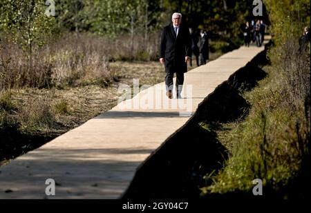 Korjukiwka, Ukraine. Oktober 2021. Bundespräsident Frank-Walter Steinmeier auf dem Weg zur Wiederbestattung der Opfer der deutschen Massaker. In Korjukiwka gedenkt Steinmeier der größten sogenannten "Strafmaßnahmen" der deutschen Besatzer gegen Zivilisten während des Zweiten Weltkriegs. Anfang März 1943 wurden dort unter einem speziellen SS-Kommando etwa 6,700 Menschen als Reaktion auf die sowjetische Partisanenbewegung ermordet. Kredit: Britta Pedersen/dpa-Zentralbild/dpa/Alamy Live Nachrichten Stockfoto