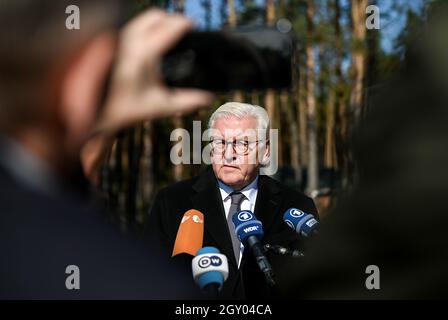 Korjukiwka, Ukraine. Oktober 2021. Bundespräsident Frank-Walter Steinmeier spricht vor den Medien an der Grabstätte für die Opfer der deutschen Massaker. In Koryukivka erinnert Steinmeier an die größten sogenannten "Strafmaßnahmen" der deutschen Besatzer gegen Zivilisten während des Zweiten Weltkriegs. Anfang März 1943 wurden dort unter einem speziellen SS-Kommando etwa 6,700 Menschen als Reaktion auf die sowjetische Partisanenbewegung ermordet. Kredit: Britta Pedersen/dpa-Zentralbild/dpa/Alamy Live Nachrichten Stockfoto