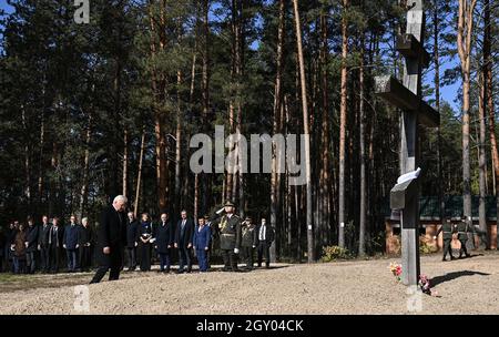 Korjukiwka, Ukraine. Oktober 2021. Bundespräsident Frank-Walter Steinmeier (l.) legt Blumen an der Grabstätte für die Opfer der deutschen Massaker. In Korjukiwka gedenkt Steinmeier der größten sogenannten "Strafmaßnahmen" der deutschen Besatzer gegen Zivilisten während des Zweiten Weltkriegs. Anfang März 1943 wurden dort als Reaktion auf die sowjetische Partisanenbewegung unter einem speziellen SS-Kommando rund 6,700 Menschen ermordet. Kredit: Britta Pedersen/dpa-Zentralbild/dpa/Alamy Live Nachrichten Stockfoto