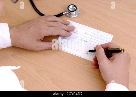 Arzt, der ein Rezept ausstellt Stockfoto