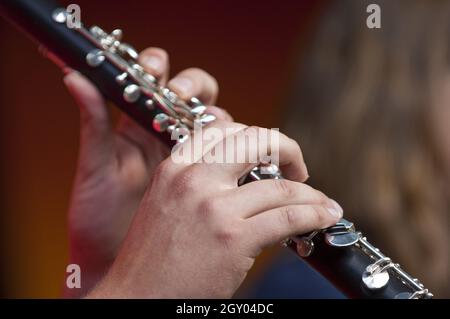 Klarinettist spielt Klarinette Stockfoto