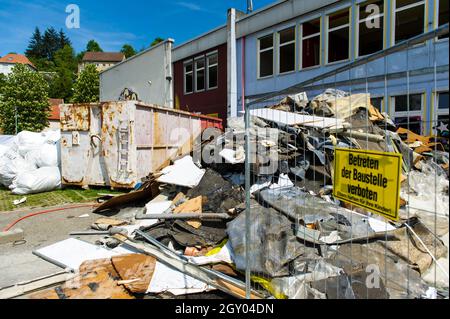 Absperrung eines Gebäudes, Schild an einem Zaun, Betreten verboten, Keep off, Deutschland Stockfoto