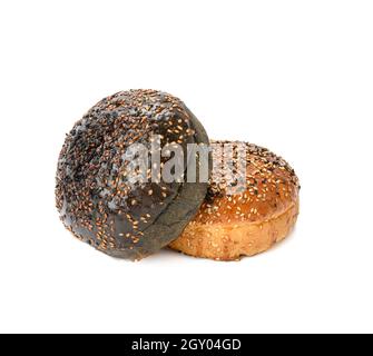 Gebackene Sesambrötchen isoliert auf weißem Hintergrund, Hamburger Brot Stockfoto