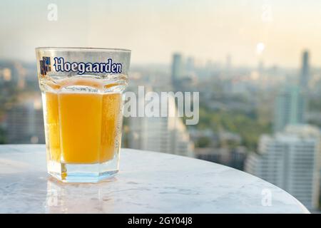 Hoegaarden Glas auf dem Dach KOCHFELD oder House of Beer in Bangkok, Thailand, Februar 2019 Stockfoto