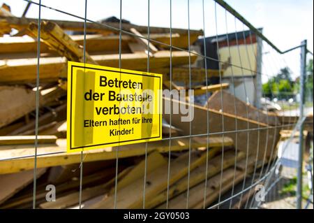 Absperrung eines Gebäudes, Schild an einem Zaun, Betreten verboten, Keep off, Deutschland Stockfoto