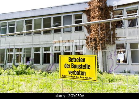 Absperrung eines Gebäudes, Schild an einem Zaun, Betreten verboten, Keep off, Deutschland Stockfoto