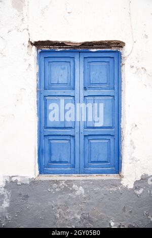 Haus auf der Insel La Graciosa mit typisch Lanzarote façade - weiß gewaschen mit blauem Rahmen Stockfoto