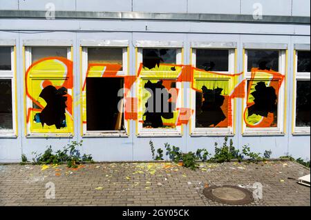 Absperrung eines Gebäudes, Schild an einem Zaun, Betreten verboten, Keep off, Deutschland Stockfoto