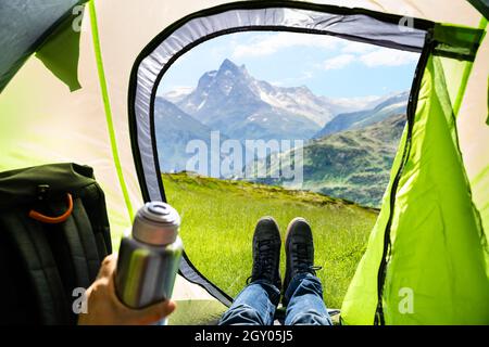 Adventure Travel Camp. Urlaub In Der Natur. Blick Auf Die Landschaft Im Wanderzelt Stockfoto