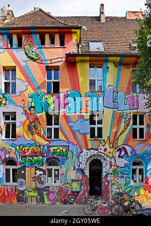 Kiefernstraße, Wohnstraße der alternativen Kultur mit Straßenkunst auf den Verkleidungen, Deutschland, Nordrhein-Westfalen, Niederrhein, Stockfoto