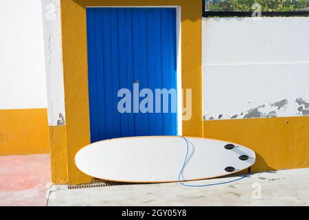 Surfbrett, das an einer alten Gebäudewand gelehnt ist Stockfoto