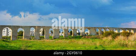 Historische Sehenswürdigkeit Kamares Aqueduct Ansicht, Larnaca, Zypern Stockfoto