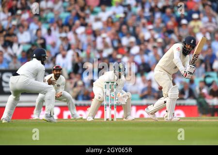 Englands Moeen Ali Fledermäuse während des Testmatches im Kia Oval, London. Stockfoto