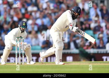 Englands Moeen Ali Fledermäuse während des Testmatches im Kia Oval, London. Stockfoto