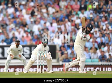 Englands Moeen Ali Fledermäuse während des Testmatches im Kia Oval, London. Stockfoto