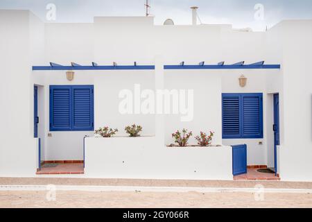 Haus auf der Insel La Graciosa mit typisch Lanzarote façade - weiß gewaschen mit blauem Rahmen Stockfoto