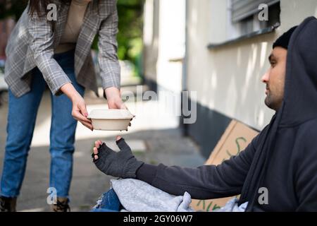 Hilfe Bei Obdachlosen. Menschliche Armut. Armer Mann Stockfoto