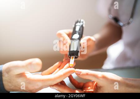 Diabetes Blutzucker-Check Für Den Menschen Durch Arzt Stockfoto