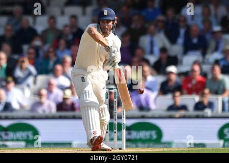 Der englische Alastair Cook eröffnet den Schlagstock zum letzten Mal, bevor er sich während des Testmatches im Londoner Kia Oval in den Ruhestand verabschiedet. Stockfoto