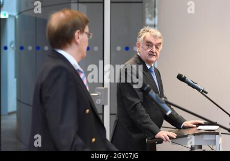 Düsseldorf, Deutschland. Oktober 2021. Der Innenminister des Landes Nordrhein-Westfalen, Herbert Reul (r, CDU), und der Justizminister des Landes Nordrhein-Westfalen, Peter Biesenbach, berichten der Presse über den bundesweiten Polizeieinsatz gegen Geldwäsche und Terrorismusfinanzierung. Quelle: Roberto Pfeil/dpa/Alamy Live News Stockfoto