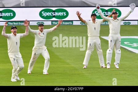 (Von links) Englands Ben Stokes, Kapitän Joe Root, Alastair Cook und Englands Jonny Bairstow appellieren an Stockfoto