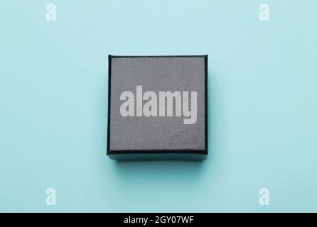 Mini Black Box Produktverpackung isoliert auf blauem Hintergrund. Flat Lay Draufsicht. Stockfoto
