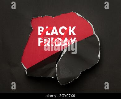 Schwarzes zerrissenes Papier und die Marketingkampagne „Black friday Sale“ mit Text. Stockfoto