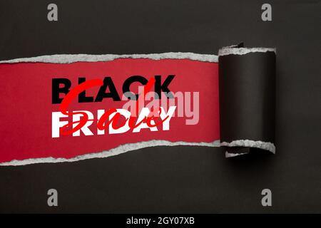 Schwarzes zerrissenes Papier und die Marketingkampagne „Black friday Sale“ mit Text. Stockfoto