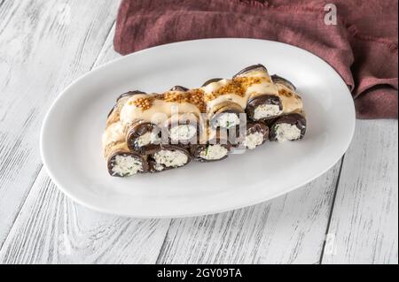 Gefüllte Auberginen-Brötchen mit Feta unter Senfsauce Stockfoto