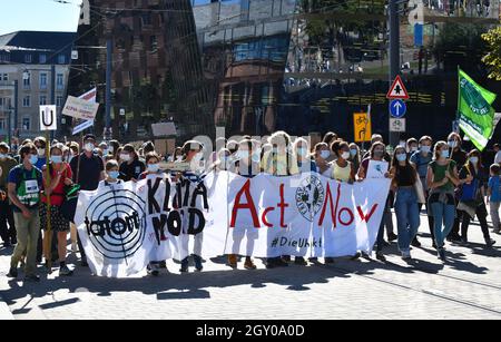 Junge Kinder marschieren in Freiburg Deutschland Freitags zu zukünftigen Protesten Deutsche Klimaaktivisten demonstrieren gegen die globale Erwärmung Stockfoto