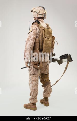 Studio-Shoot von modernen Infanterie-Soldaten, US-Marine-Rifleman in Kampfuniform, Helm und Körperpanzerung Stockfoto