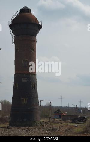 DUISBURG, DEUTSCHLAND - 03. Apr 2016: Ein alter verlassene Turm in Duisburg Stockfoto