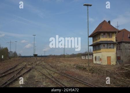 DUISBURG, DEUTSCHLAND - 03. Apr 2016: Einige alte verlassene kleine Häuser in Duisburg Stockfoto