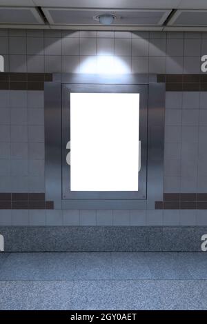 Leere Plakatwand in der U-Bahn oder U-Bahn-Station, nützlich für Werbung. Stockfoto