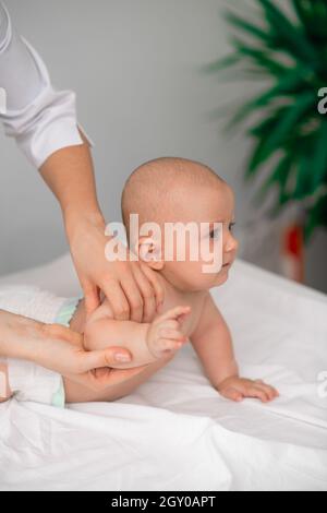 Niedliches ruhiges Baby, das sich einer medizinischen Untersuchung unterziehen soll Stockfoto