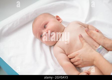 Ruhiges Baby, das im Krankenhaus einer medizinischen Untersuchung unterzogen wird Stockfoto