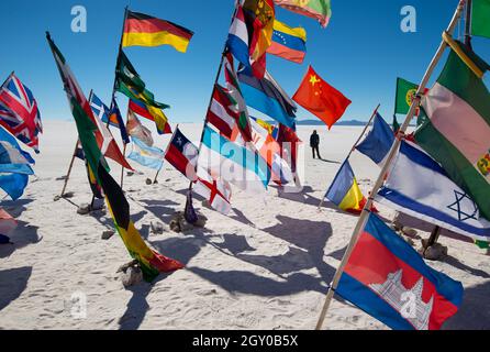 Bunte Flaggen aus der ganzen Welt bei Uyuni Salt Flats, Bolivien, Südamerika Stockfoto