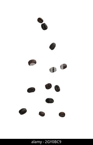 Kaffeebohnen fallen isoliert auf weißen Hintergrund mit Schneideweg. Stockfoto