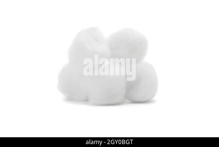 Kugeln aus flauschiger Watte isoliert auf weißem Hintergrund. Stockfoto